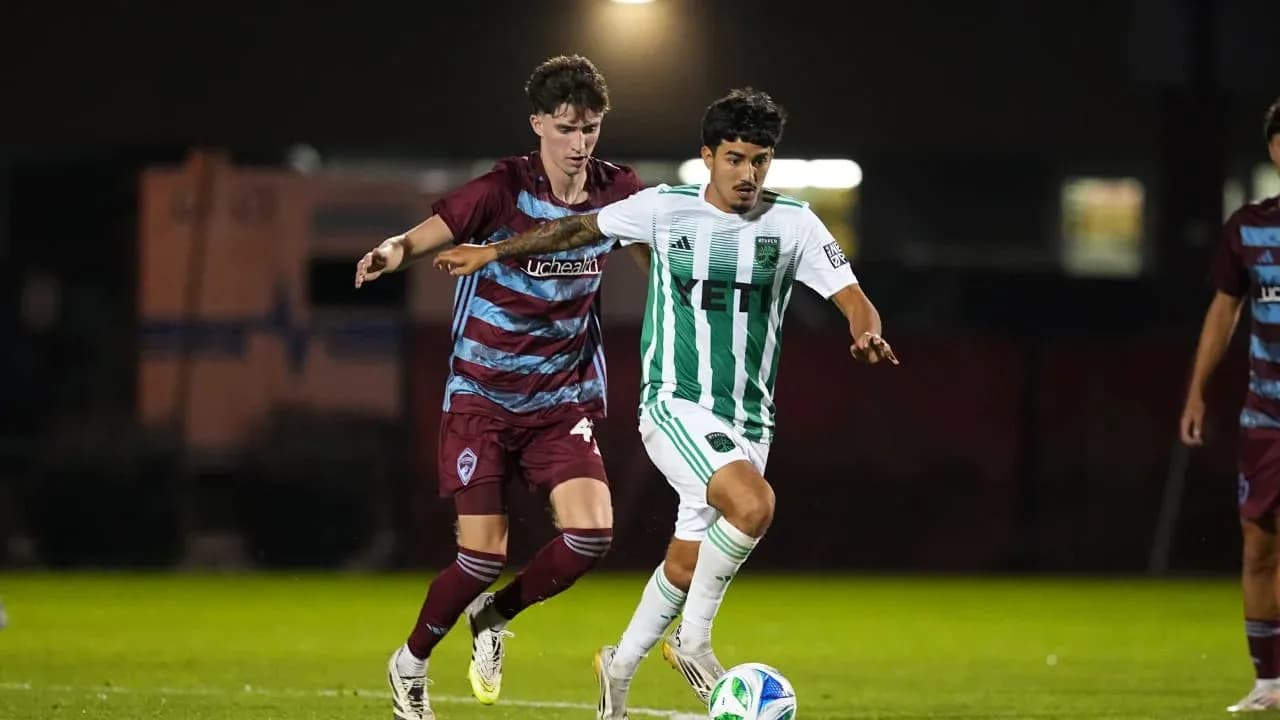 Dos jugadores compitiendo por el balón en fútbol