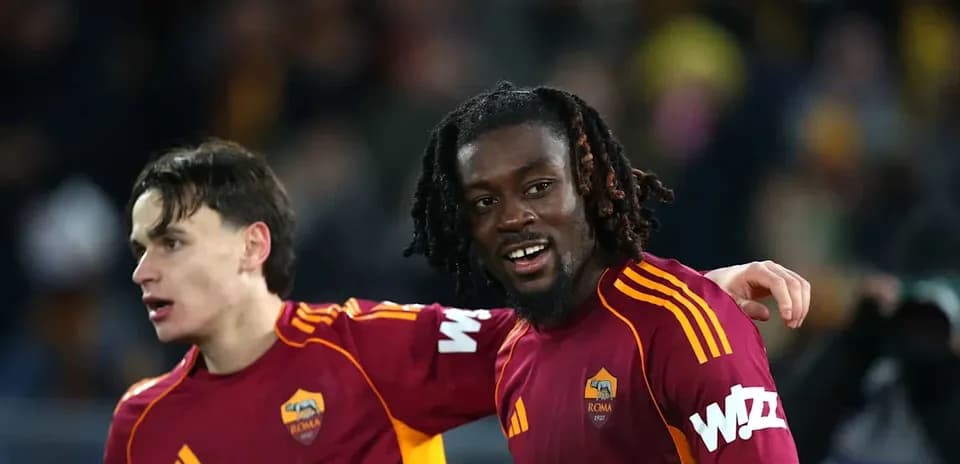 Dos jugadores de la Roma posando sonrientes en el campo