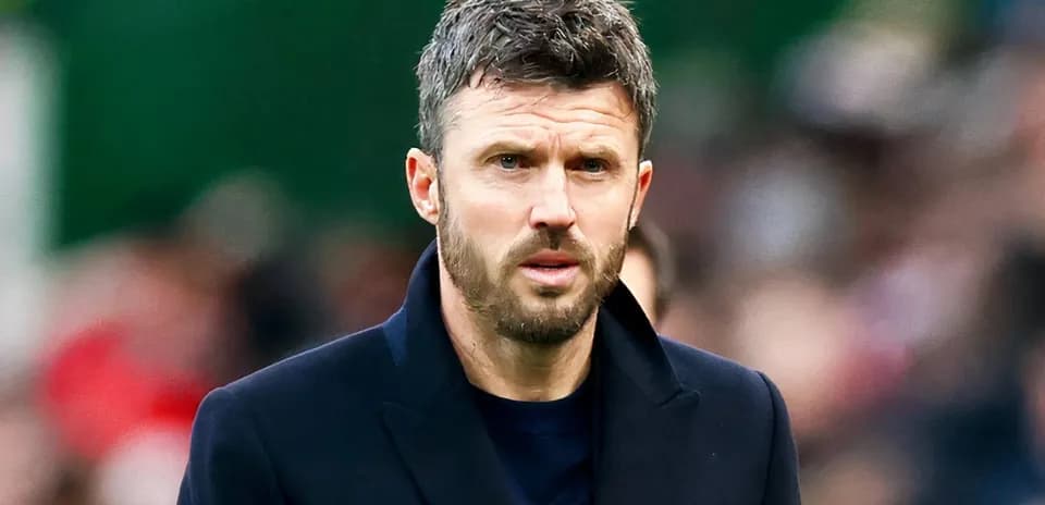 Entrenador observando durante un partido de fútbol