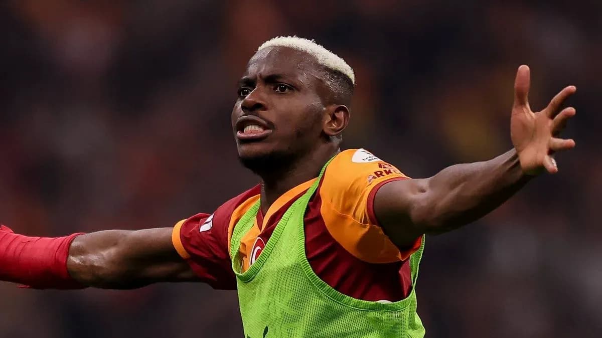 Jugador de Galatasaray celebrando un gol en el campo