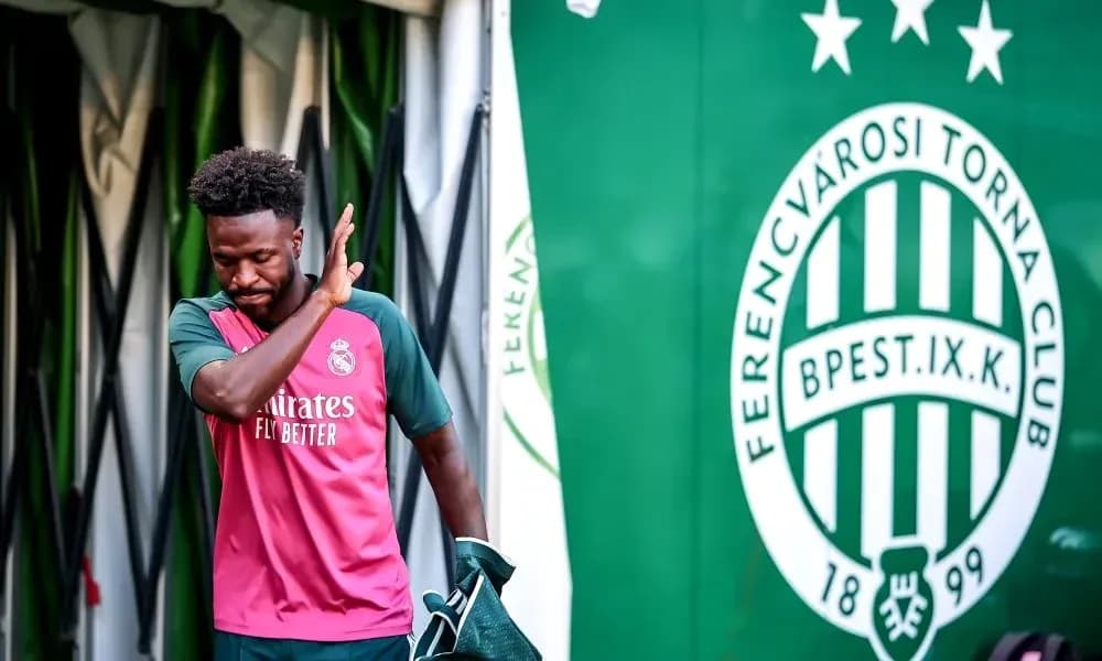 Jugador de Real Madrid saliendo del túnel de vestuarios