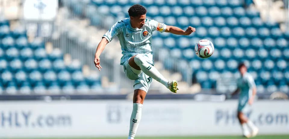 Jugador de Philadelphia Union II disparando el balón