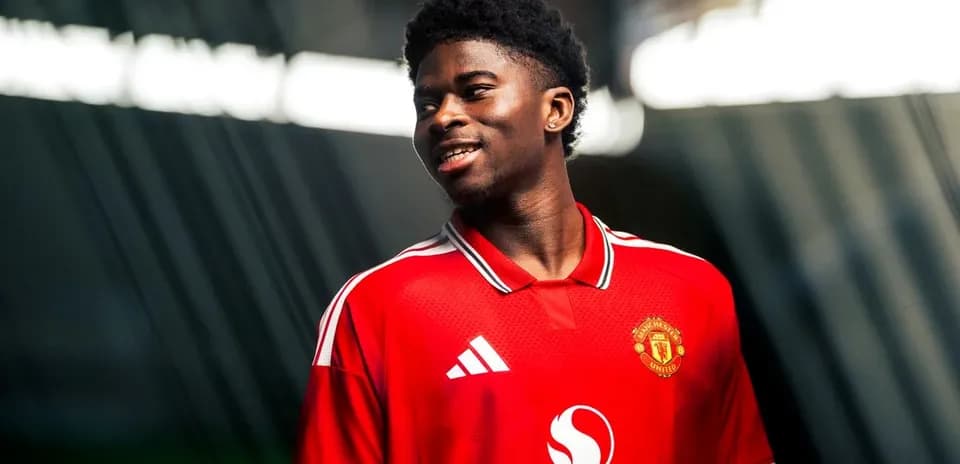 Jugador de Manchester United posando con camiseta roja