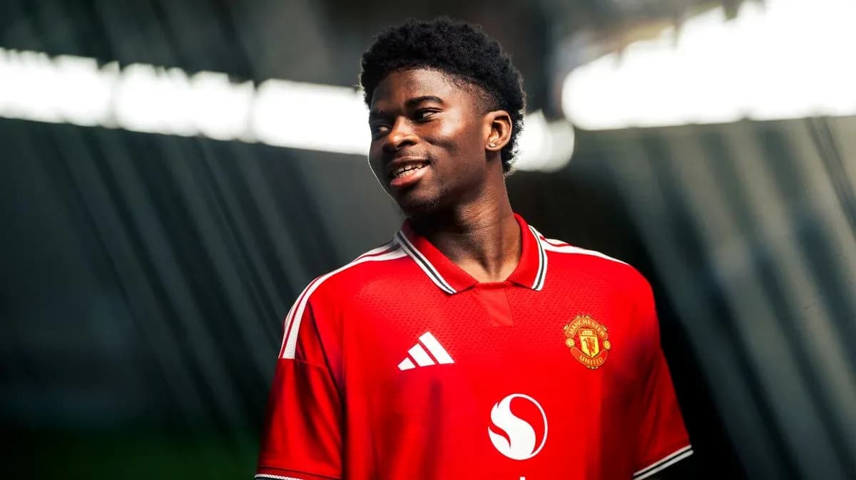 Jugador de Manchester United posando con camiseta roja