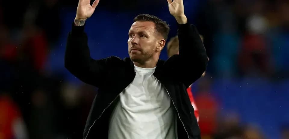 Entrenador saludando a la afición tras el partido