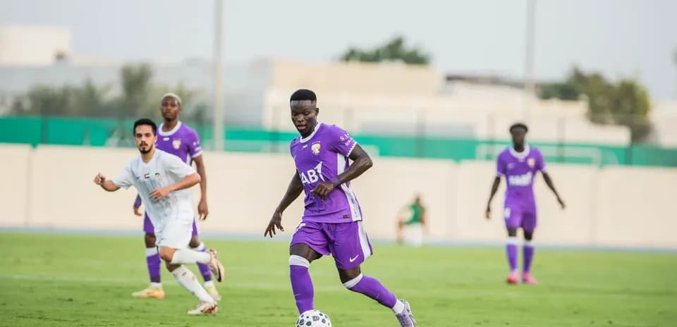 Jugador de Al Ain U23 avanzando con el balón