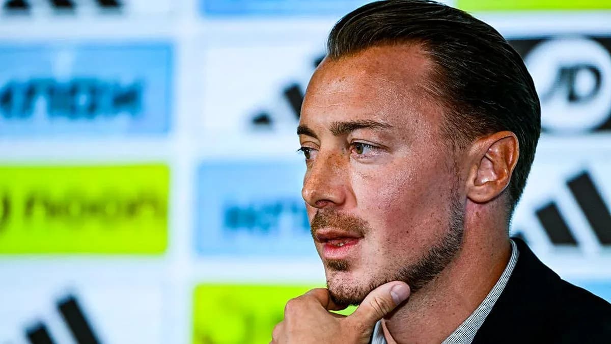 Jugador en conferencia de prensa hablando a los medios