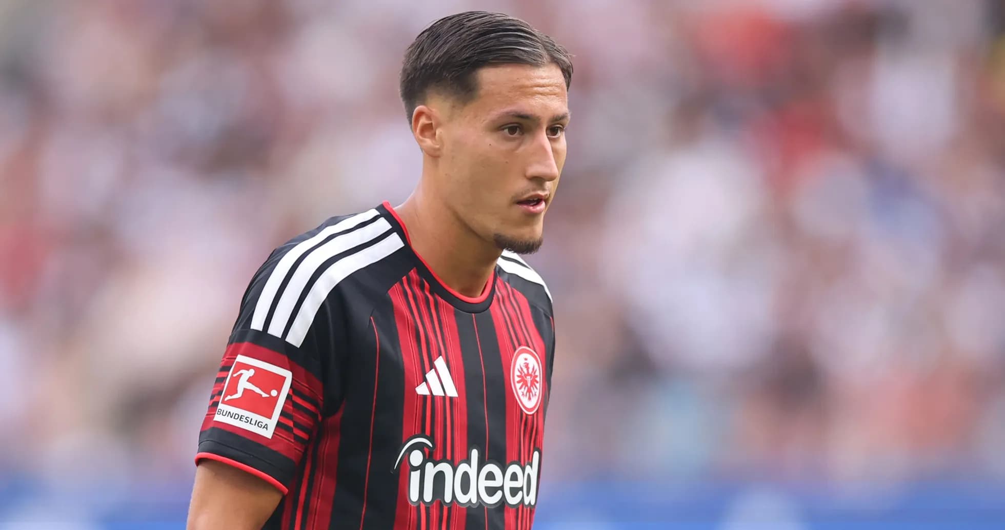 Jugador de Eintracht Frankfurt en acción durante partido