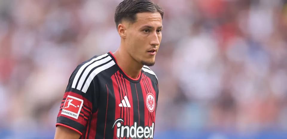 Jugador de Eintracht Frankfurt en acción durante partido