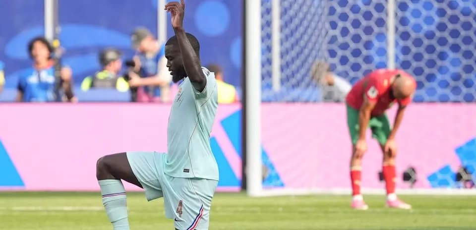 Jugador de pie con un brazo levantado en el campo