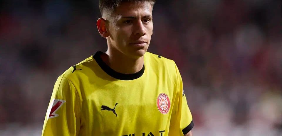 Jugador de Girona FC con uniforme amarillo en el campo