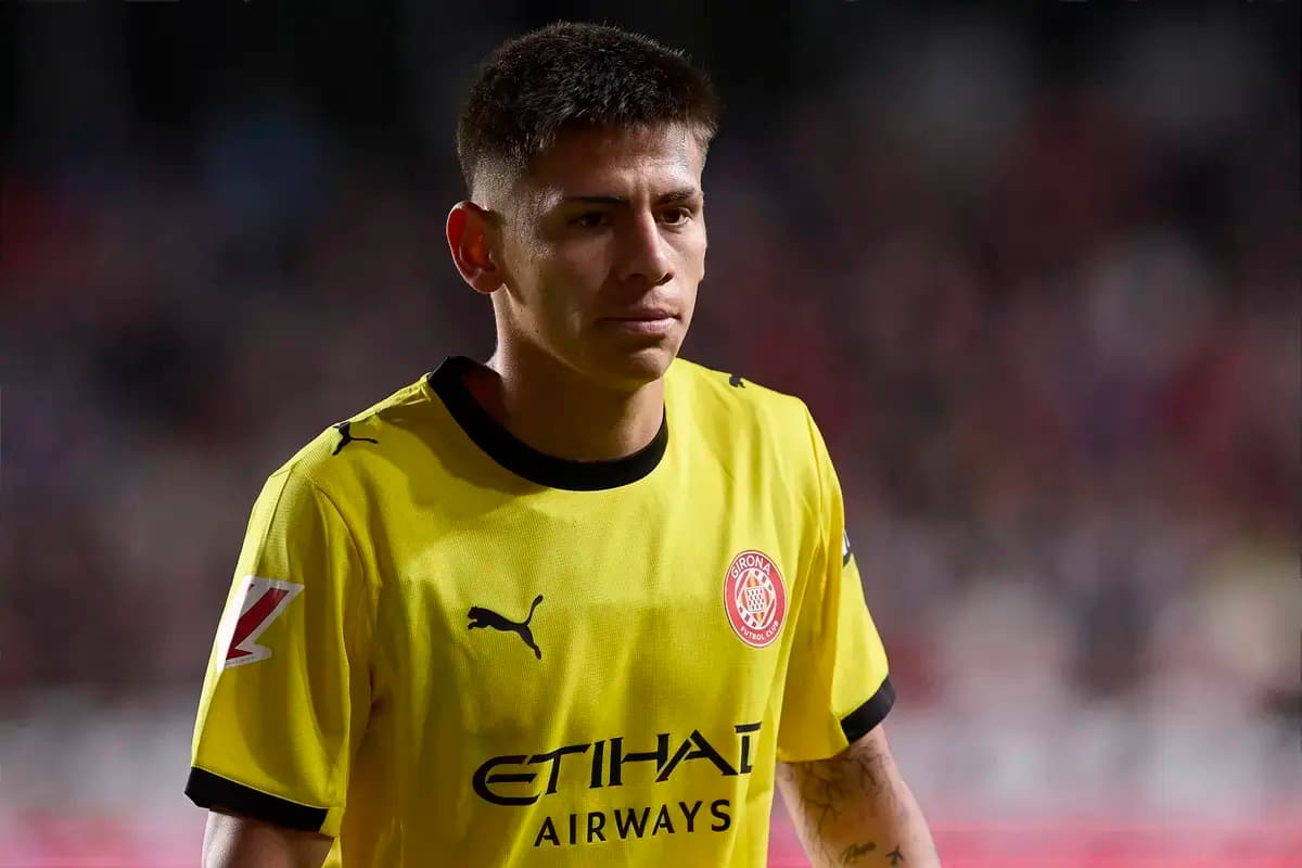Jugador de Girona FC con uniforme amarillo en el campo