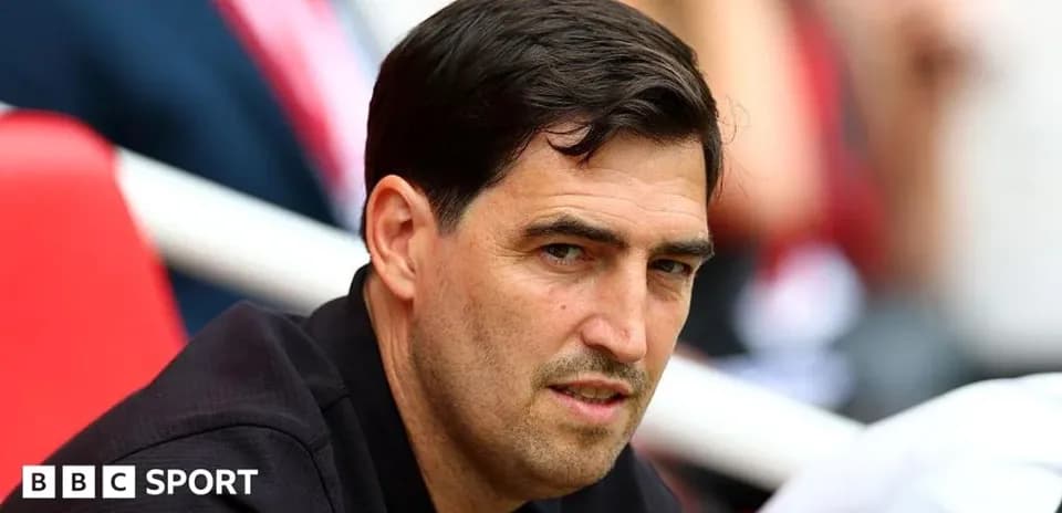 Entrenador observando el partido desde la grada