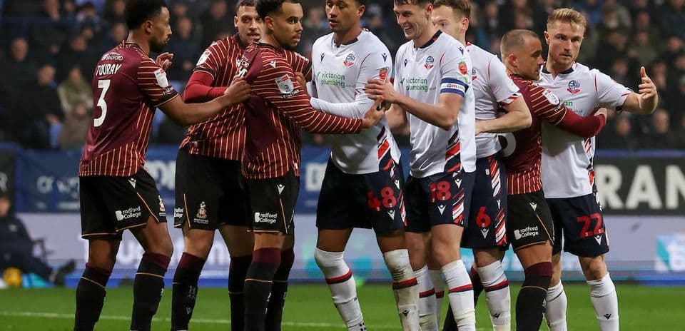 Jugadores de Bradford y Bolton en confrontación durante partido