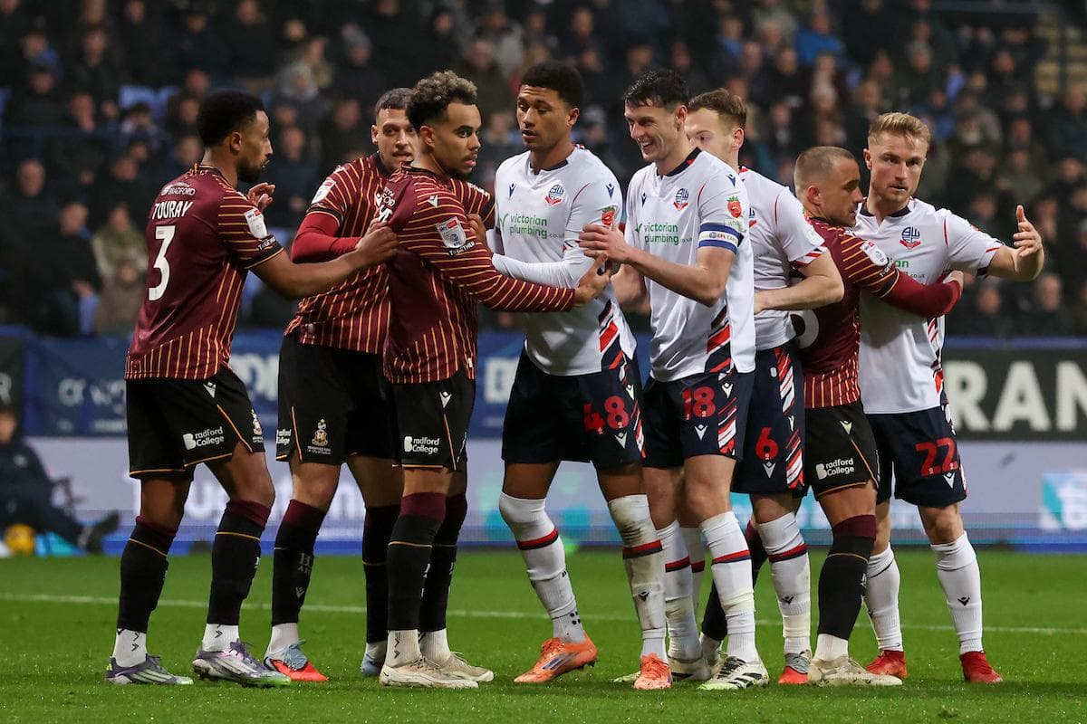 Jugadores de Bradford y Bolton en confrontación durante partido