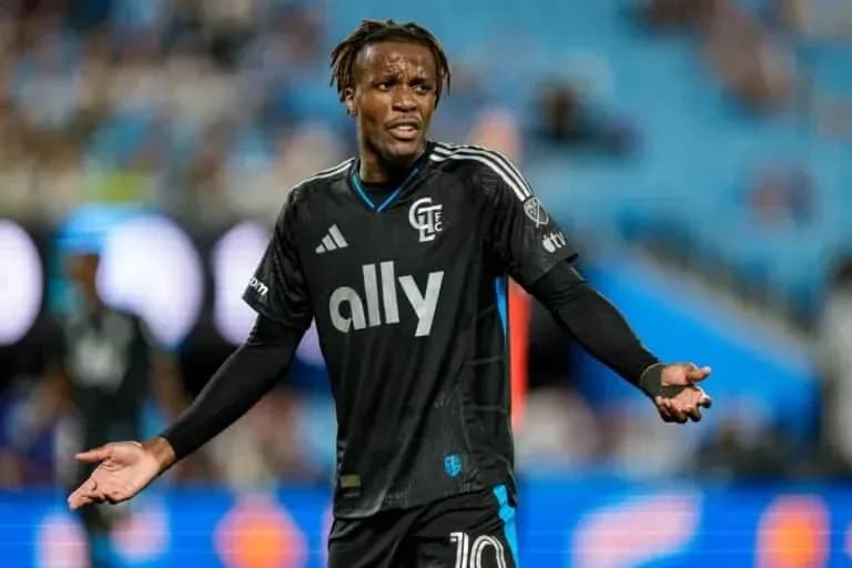 Jugador en camiseta negra gesticulando durante el partido