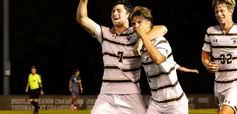 Jugadores de fútbol celebrando un gol en el campo
