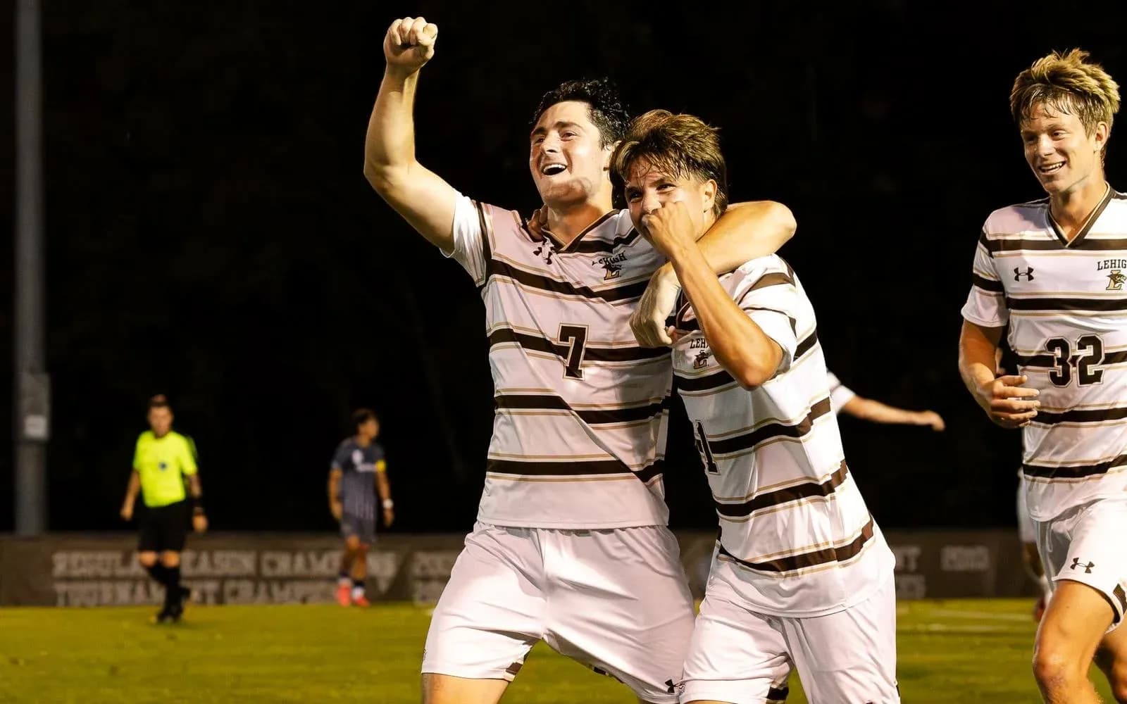Jugadores de fútbol celebrando un gol en el campo