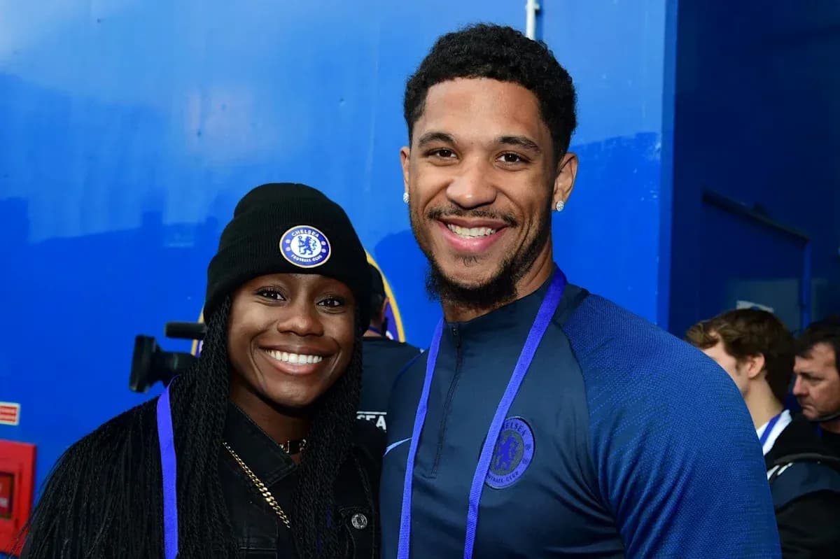 Dos personas sonriendo en un evento de Chelsea