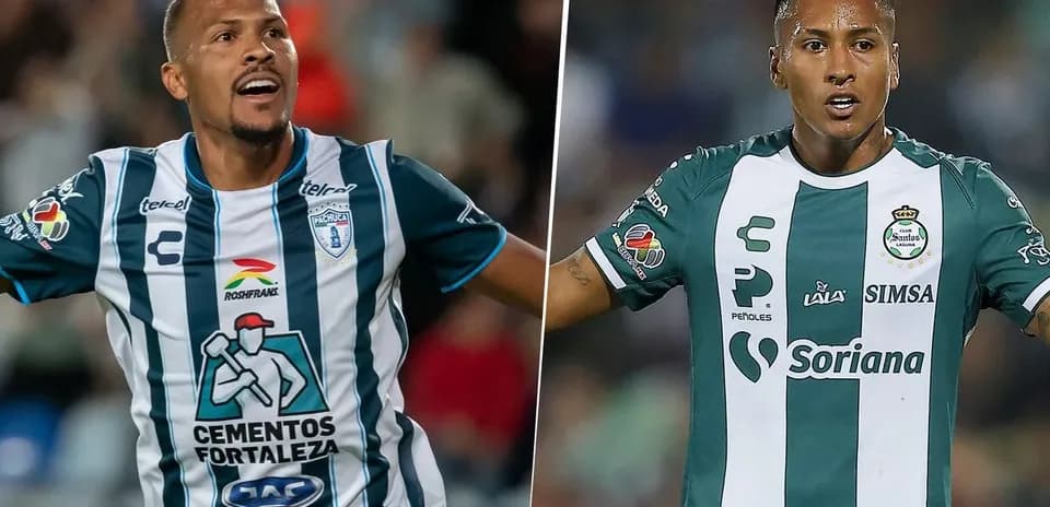 Jugadores de Pachuca y Santos Laguna en acción