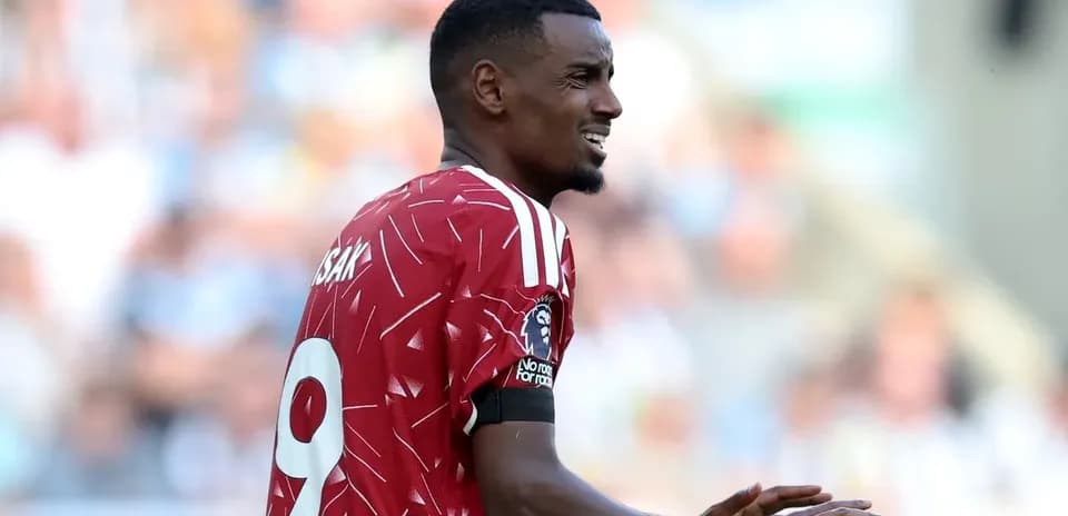 Jugador de fútbol con camiseta roja en el campo