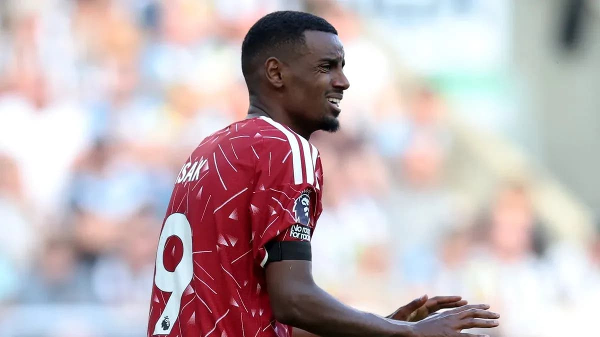Jugador de fútbol con camiseta roja en el campo
