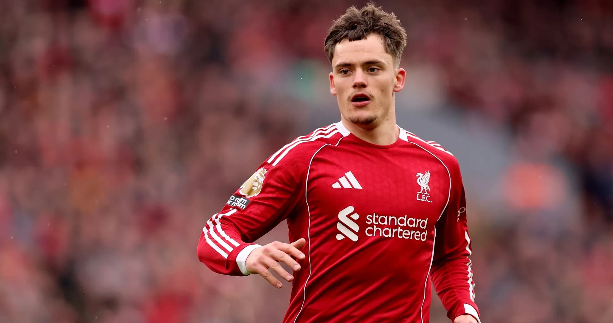 Jugador de Liverpool corriendo en el campo