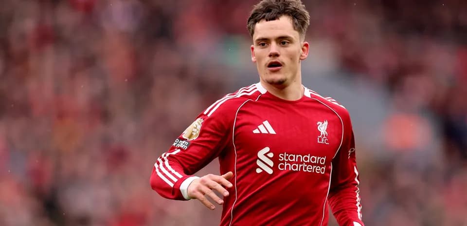 Jugador de Liverpool corriendo en el campo