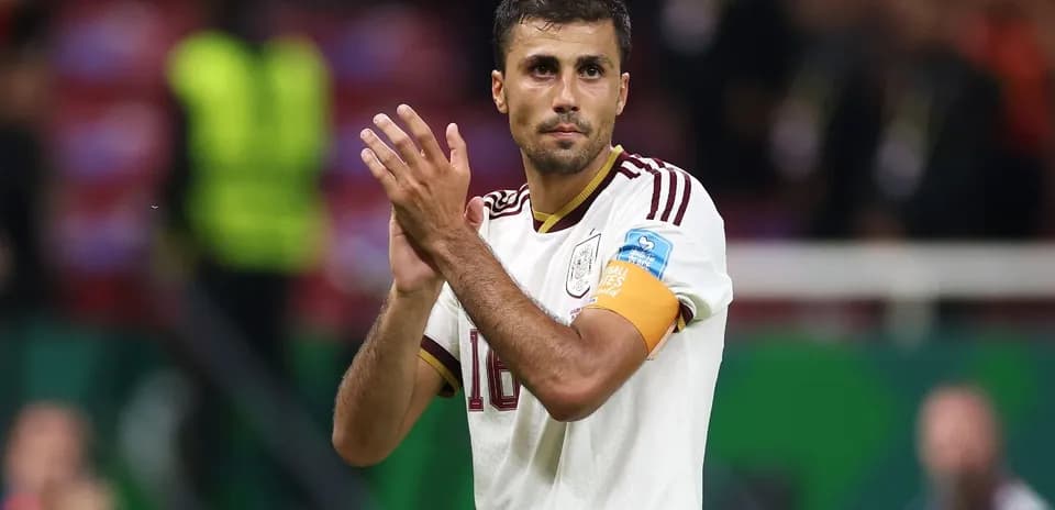 Jugador aplaudiendo con camiseta de la selección española