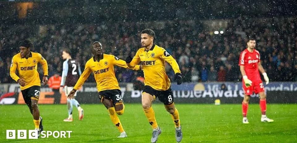 Jugadores de Wolverhampton celebrando un gol en lluvia