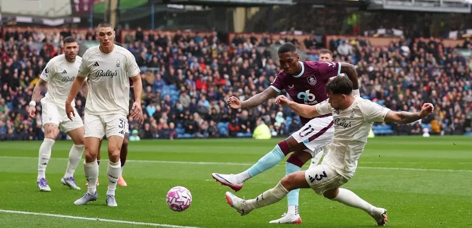 Jugadores de Nottingham Forest y Burnley en acción