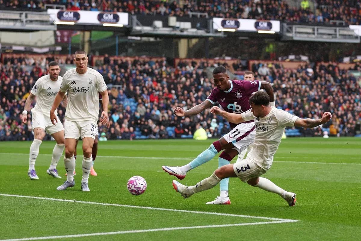 Jugadores de Nottingham Forest y Burnley en acción