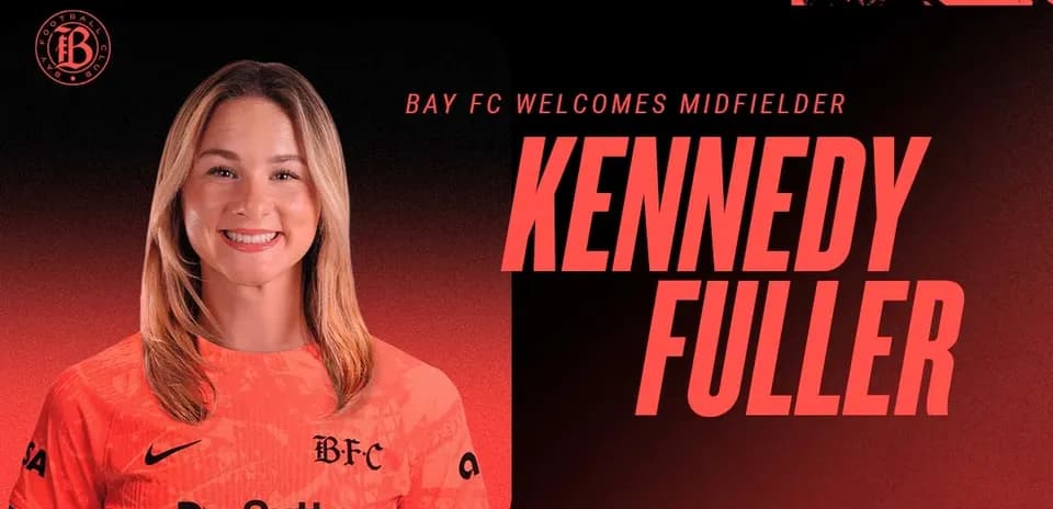 Kennedy Fuller en camiseta de Bay FC sonriendo