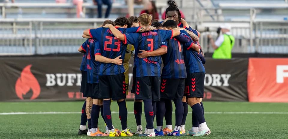 Jugadores de Loudoun United en círculo antes del partido