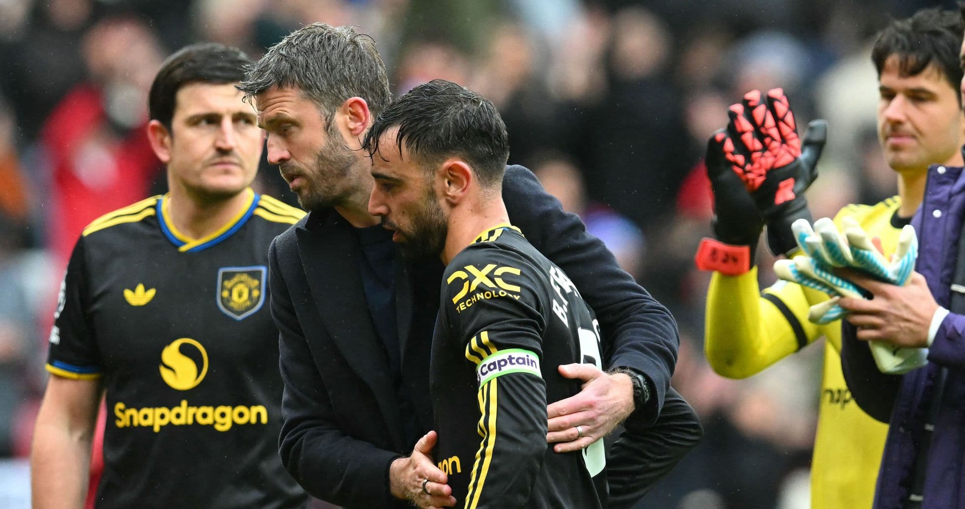 Bruno Fernandes abrazado por el entrenador tras el partido