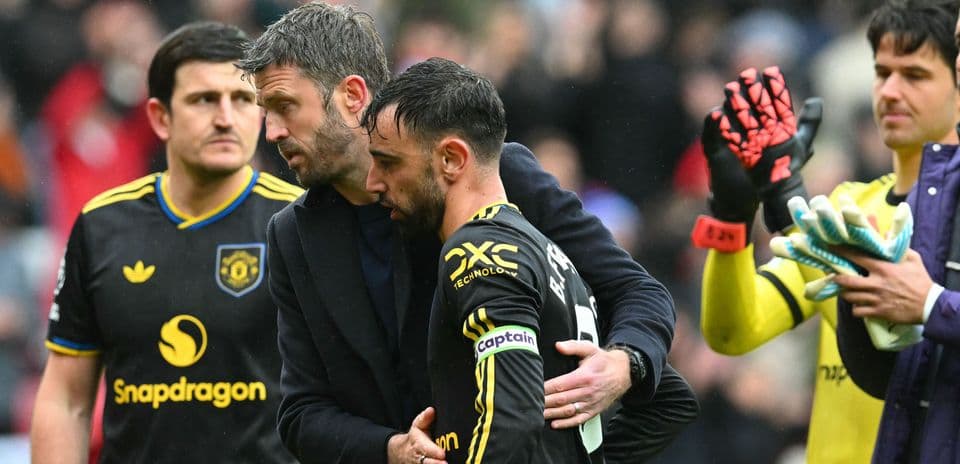 Bruno Fernandes abrazado por el entrenador tras el partido
