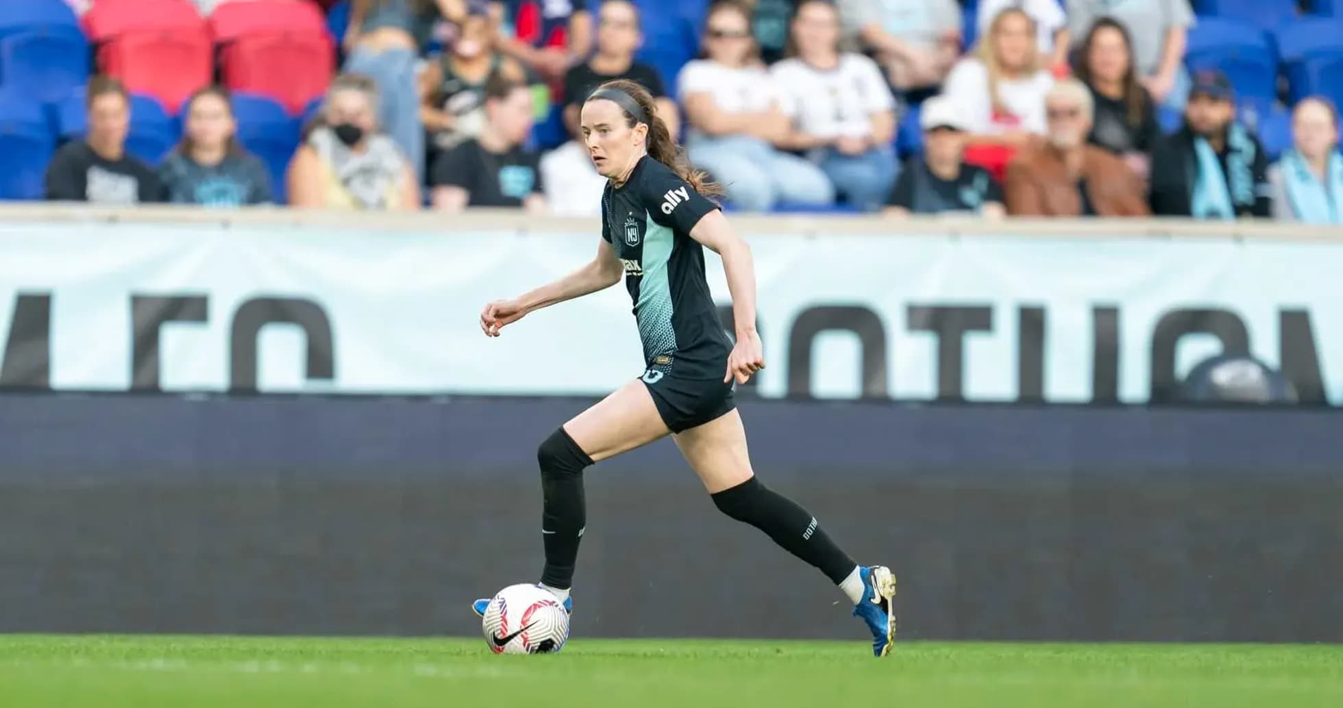 Jugadora de Gotham FC corriendo con el balón