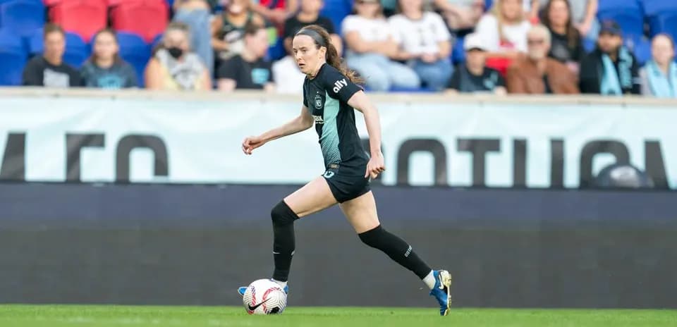 Jugadora de Gotham FC corriendo con el balón