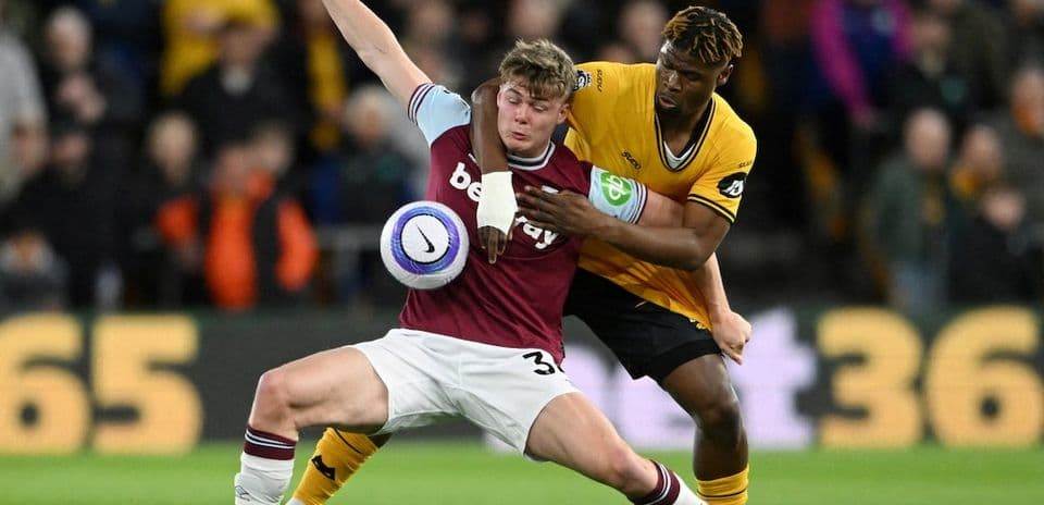 Jugador de West Ham luchando por el balón