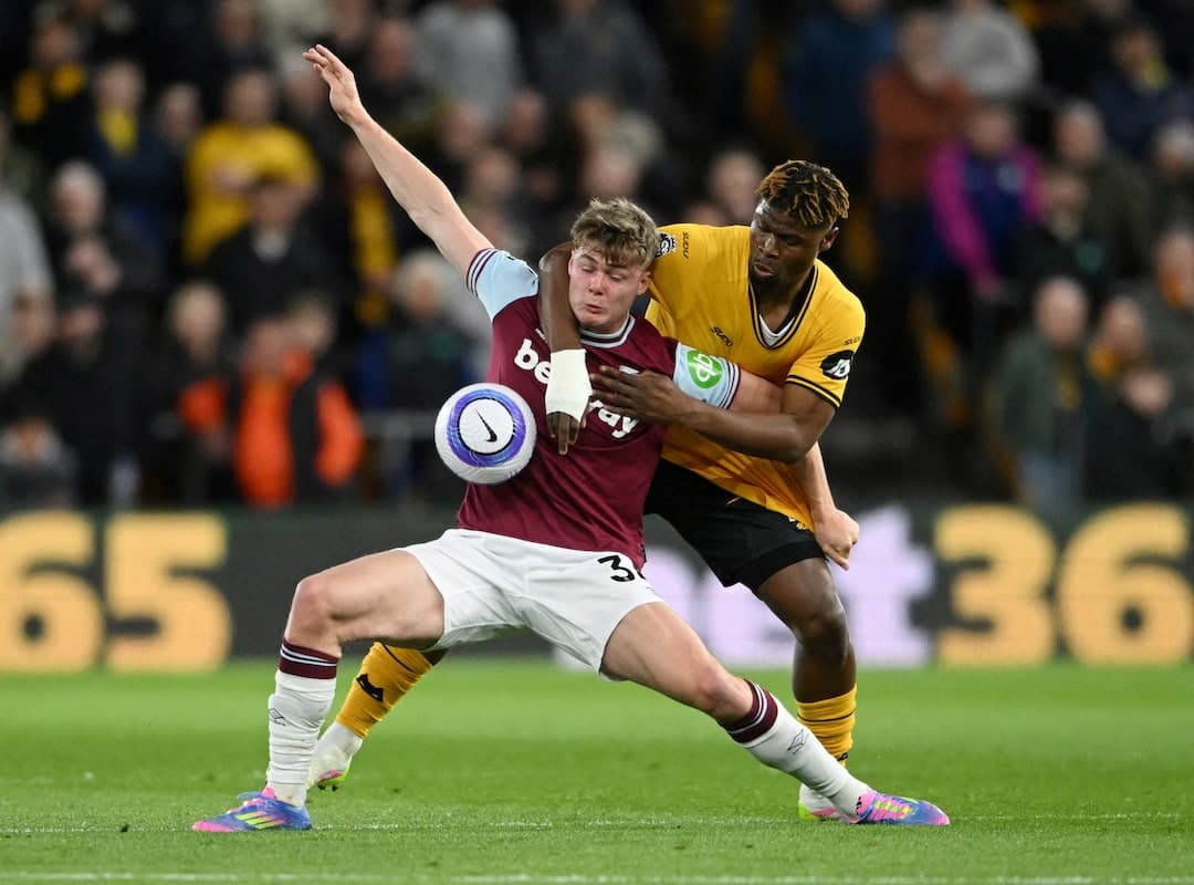 Jugador de West Ham luchando por el balón