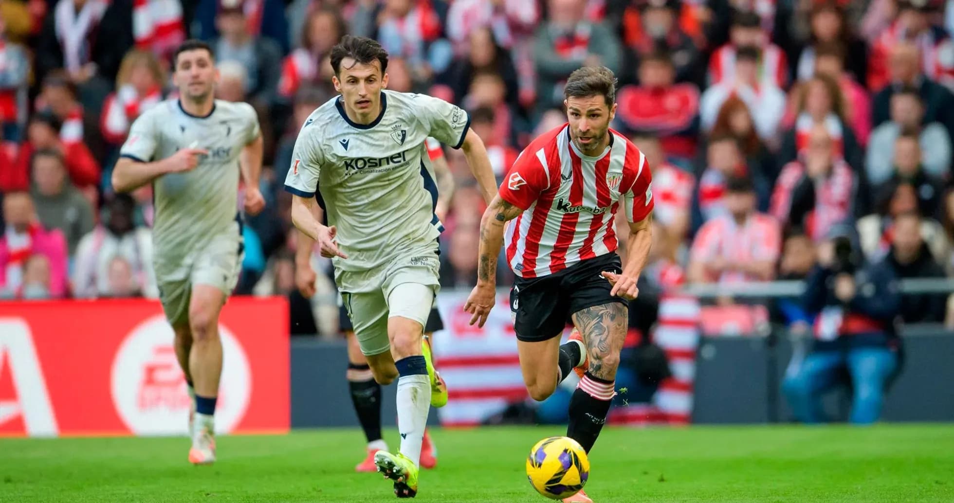Jugador del Athletic Club corriendo con el balón
