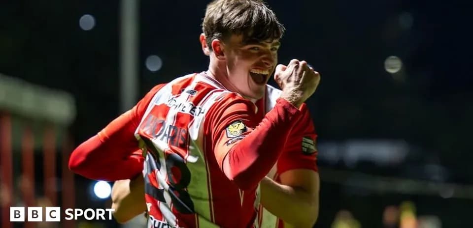 Jugador celebrando un gol en el partido nocturno