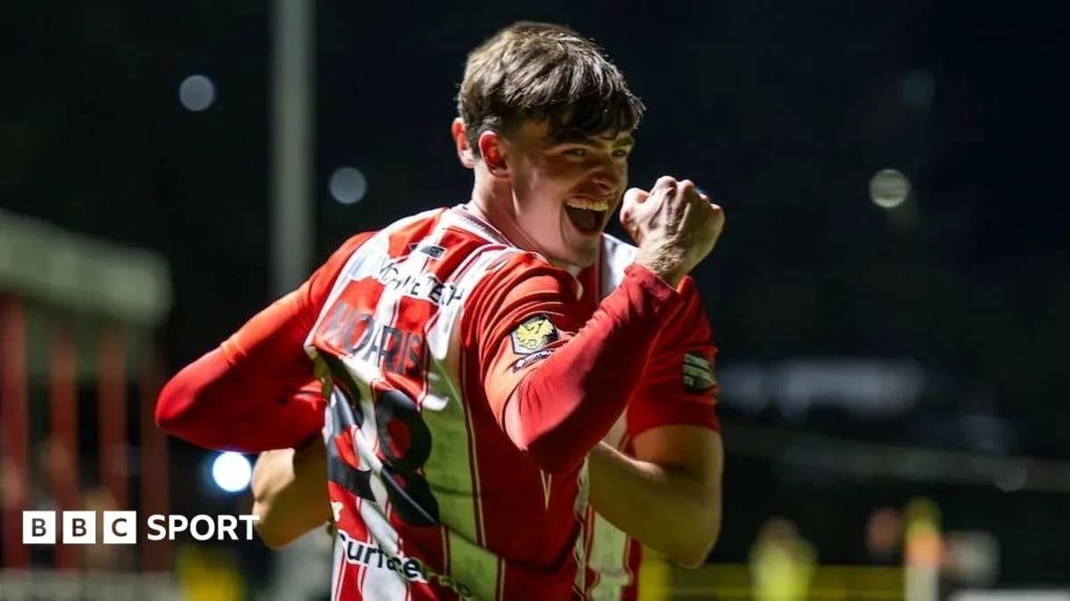 Jugador celebrando un gol en el partido nocturno