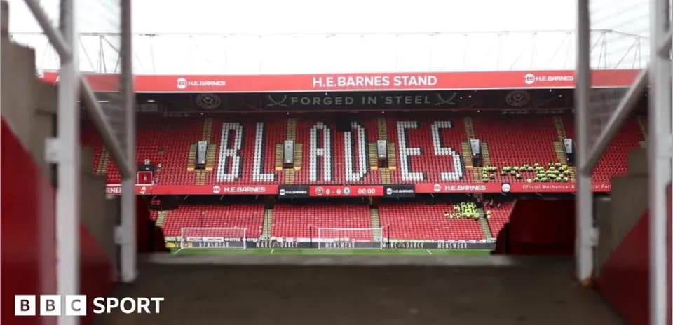 Estadio H.E. Barnes con 'BLADES' en las gradas