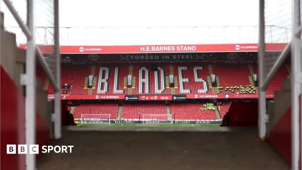 Estadio H.E. Barnes con 'BLADES' en las gradas