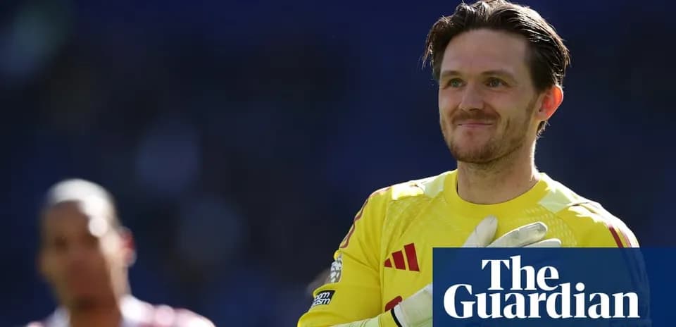 Portero sonriendo con camiseta amarilla en el campo