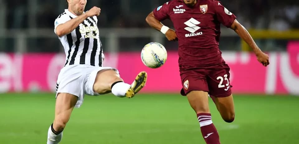 Jugador de Juventus intentando golpear el balón