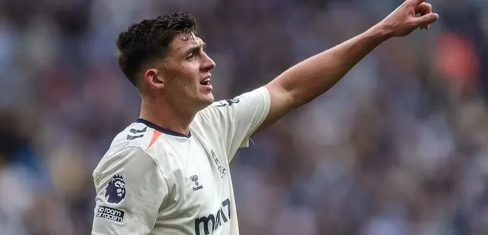 Jugador señalando durante un partido de fútbol