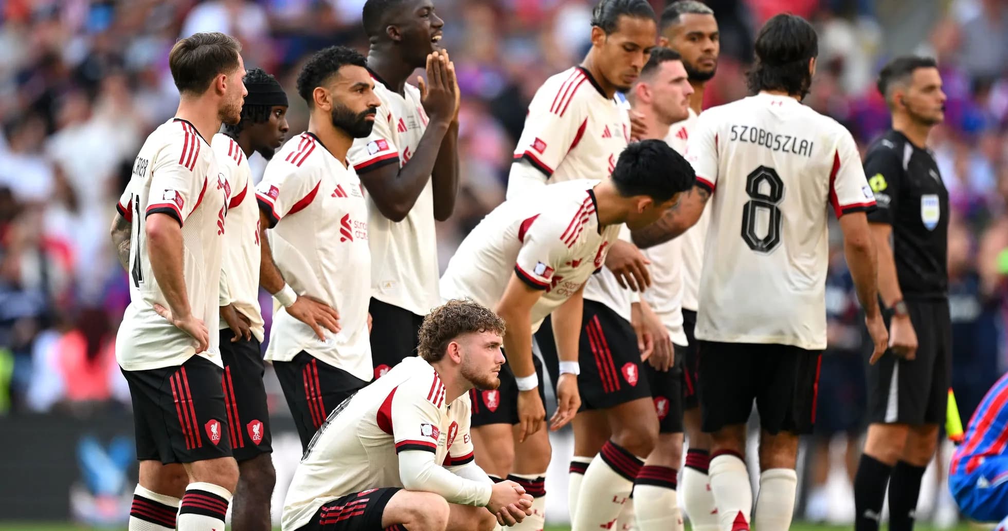 Jugadores de Liverpool en la alineación antes del partido