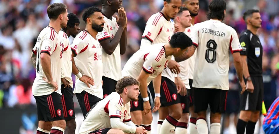 Jugadores de Liverpool en la alineación antes del partido